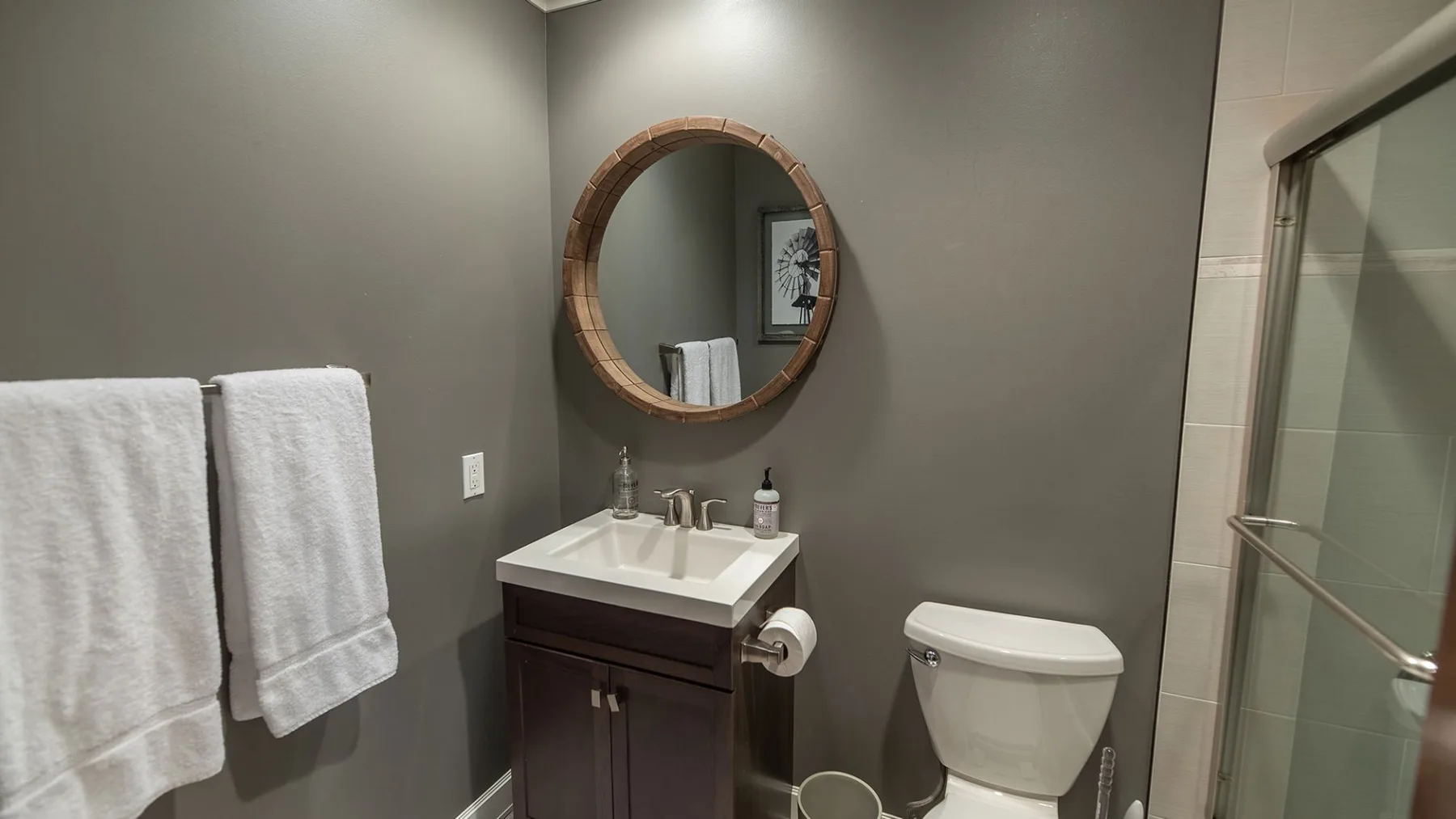 Un baño con lavabo, inodoro y ducha de vidrio.