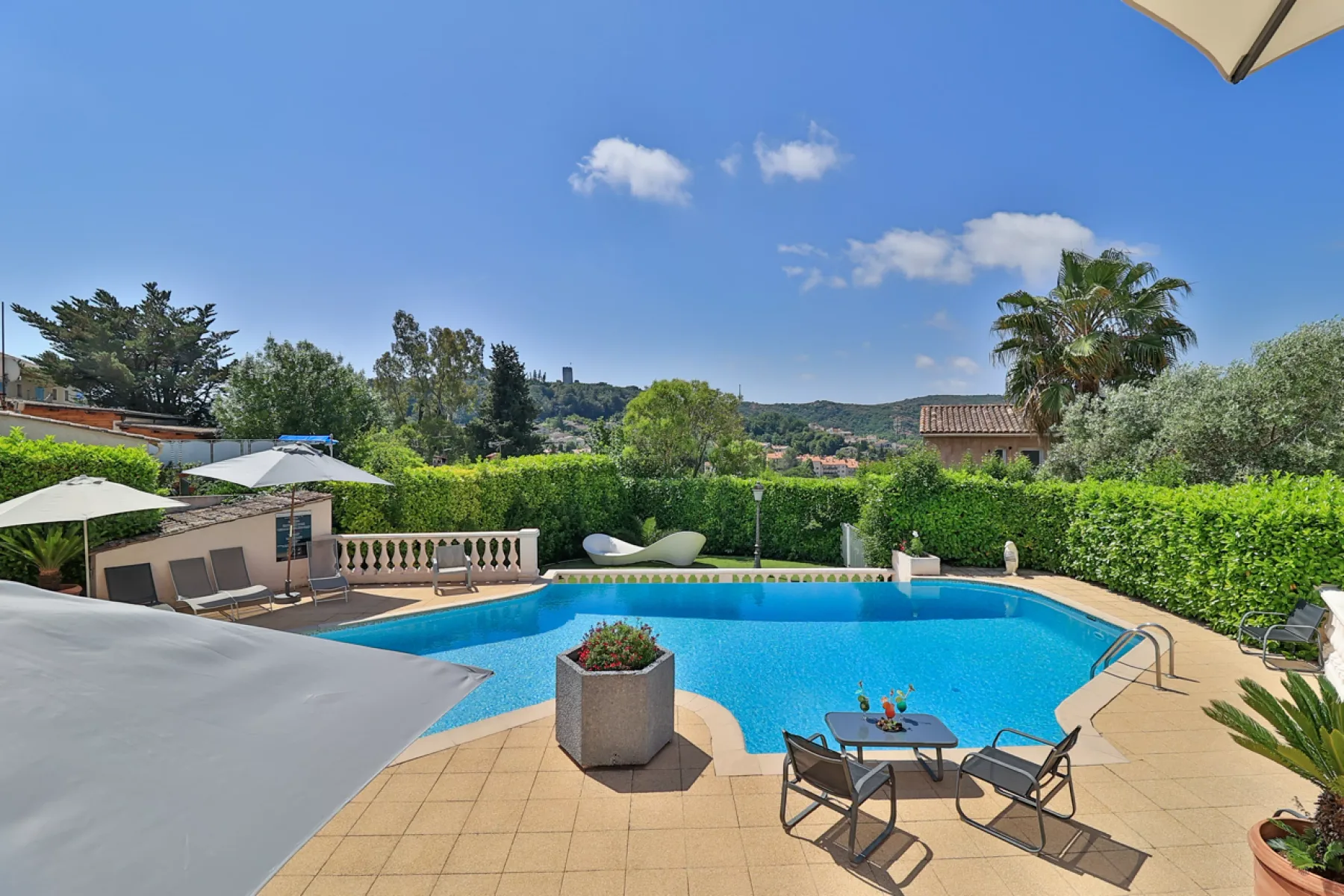 Piscina infinita del hotel
