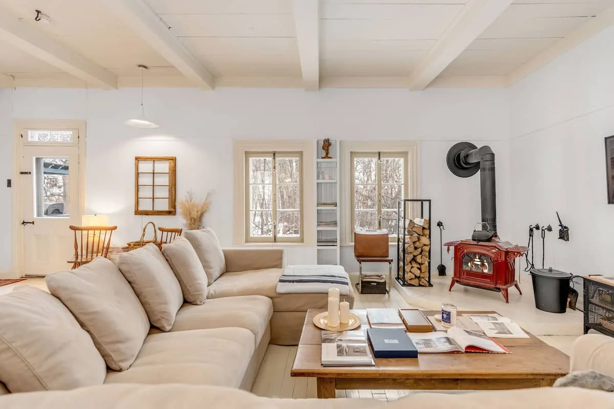 Sala de estar con sofás y estufa de leña