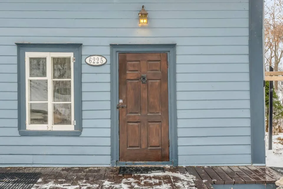 Fachada azul y puerta de entrada en invierno
