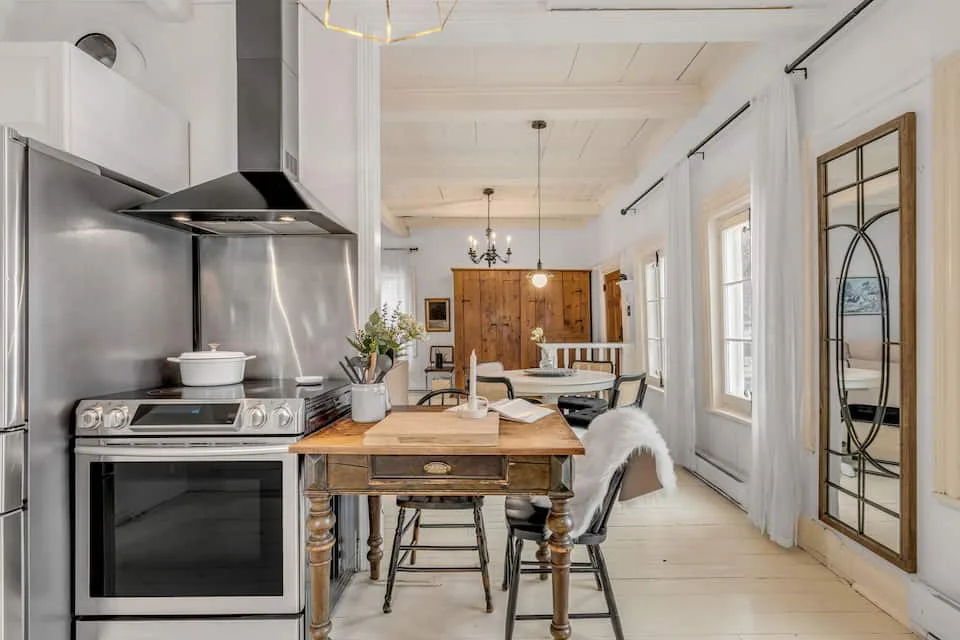 Cocina con fogones y mesa