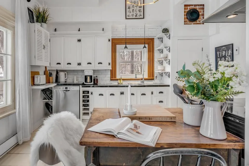 Cocina con una mesa grande de madera