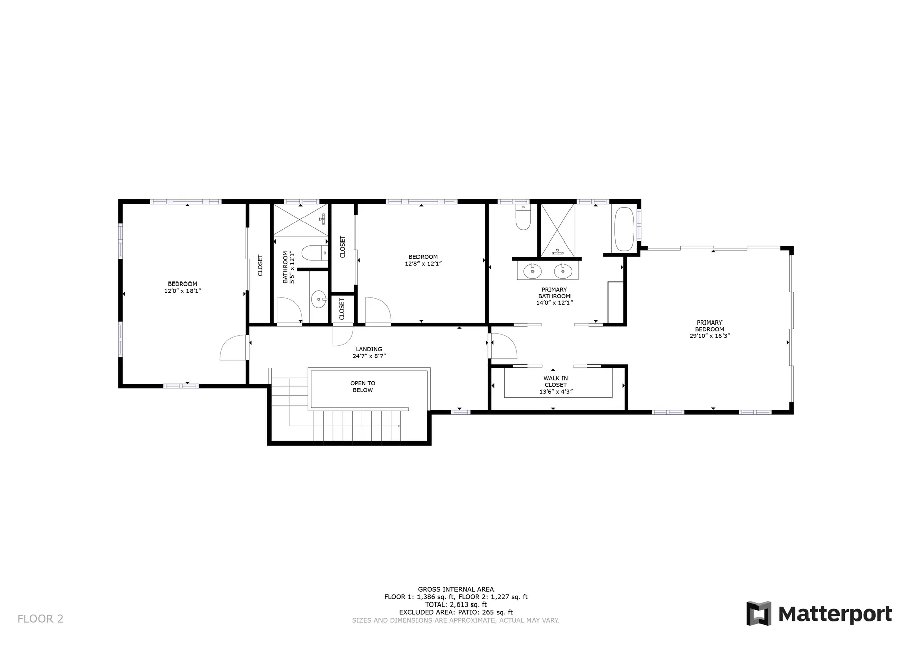Un plano muestra una distribución interior alargada con dormitorios, baños y una sala central.