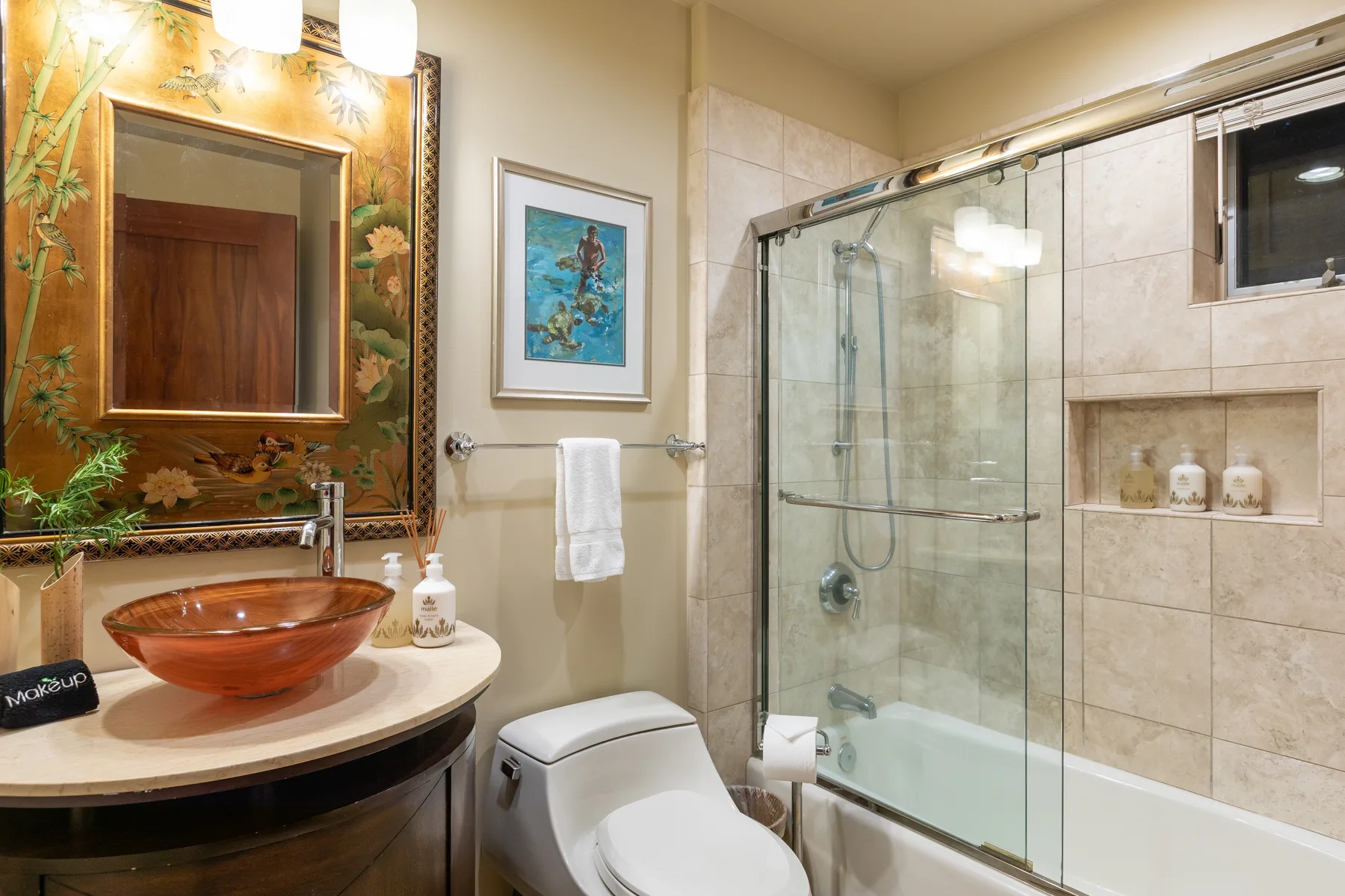 Un baño con ducha de vidrio, bañera y lavabo.