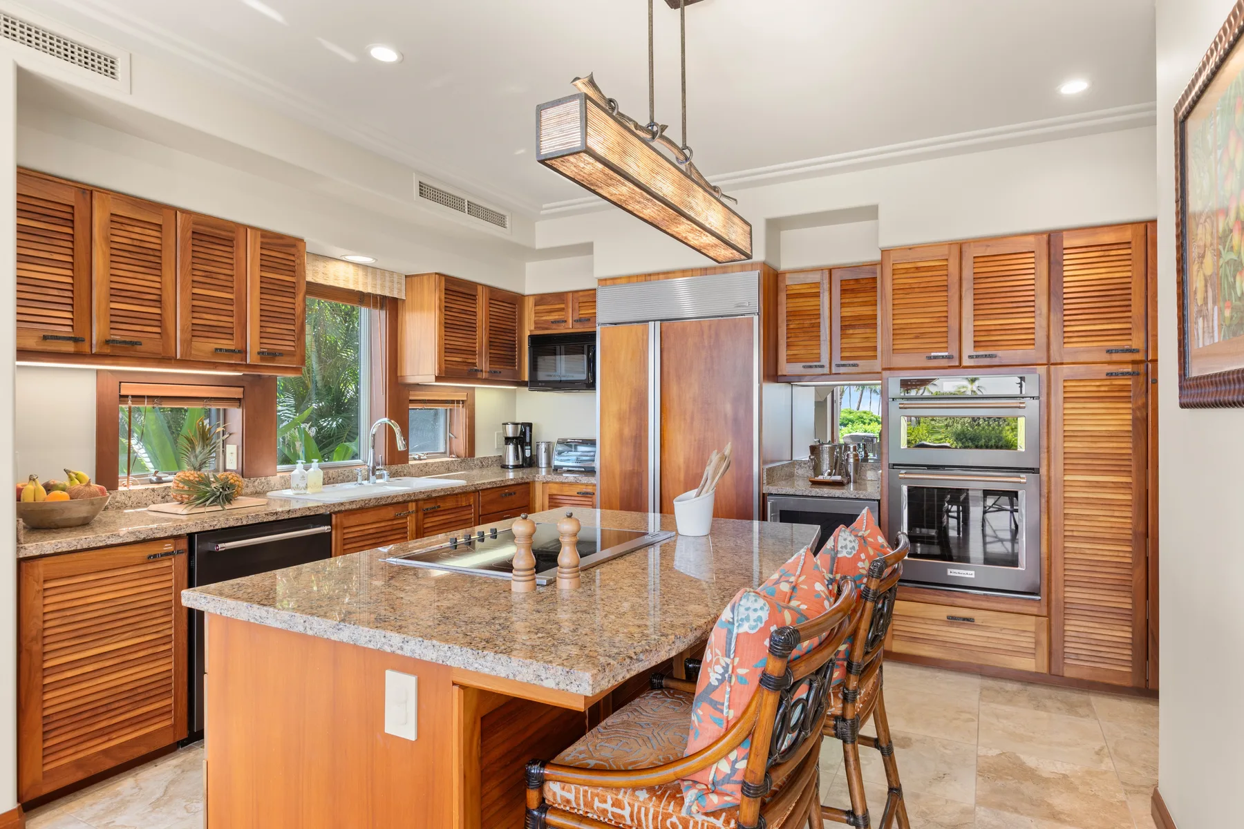 Una cocina amplia con una isla grande y gabinetes de madera.