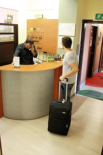 Interiores del hotel luminosos y acogedores