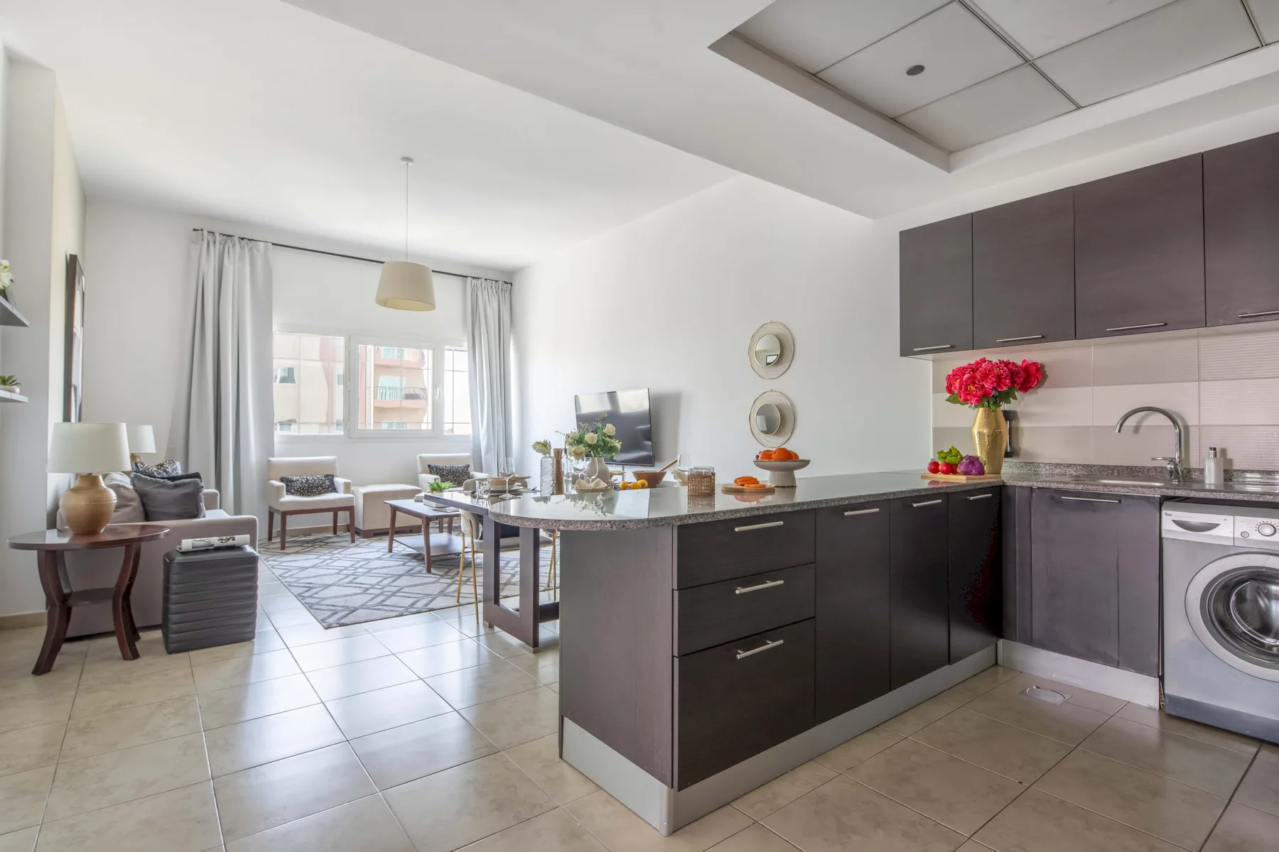 Una luminosa cocina abierta a la sala, con una isla central y una mesa de comedor.