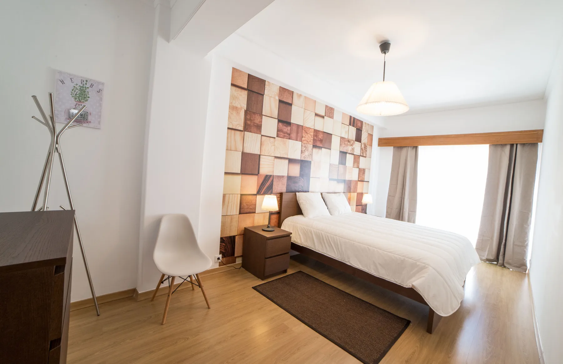 Un dormitorio con una cama, paneles decorativos en la pared y una ventana grande.