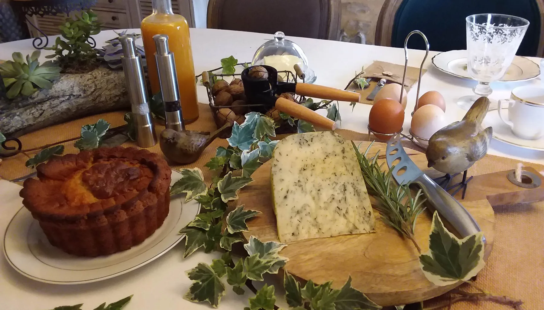 Mesa con comida local y casera