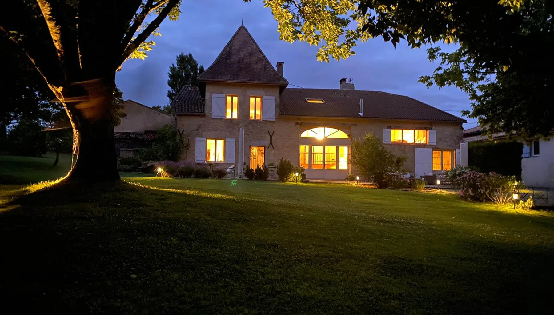 Maison des Quatre Saisons de noche
