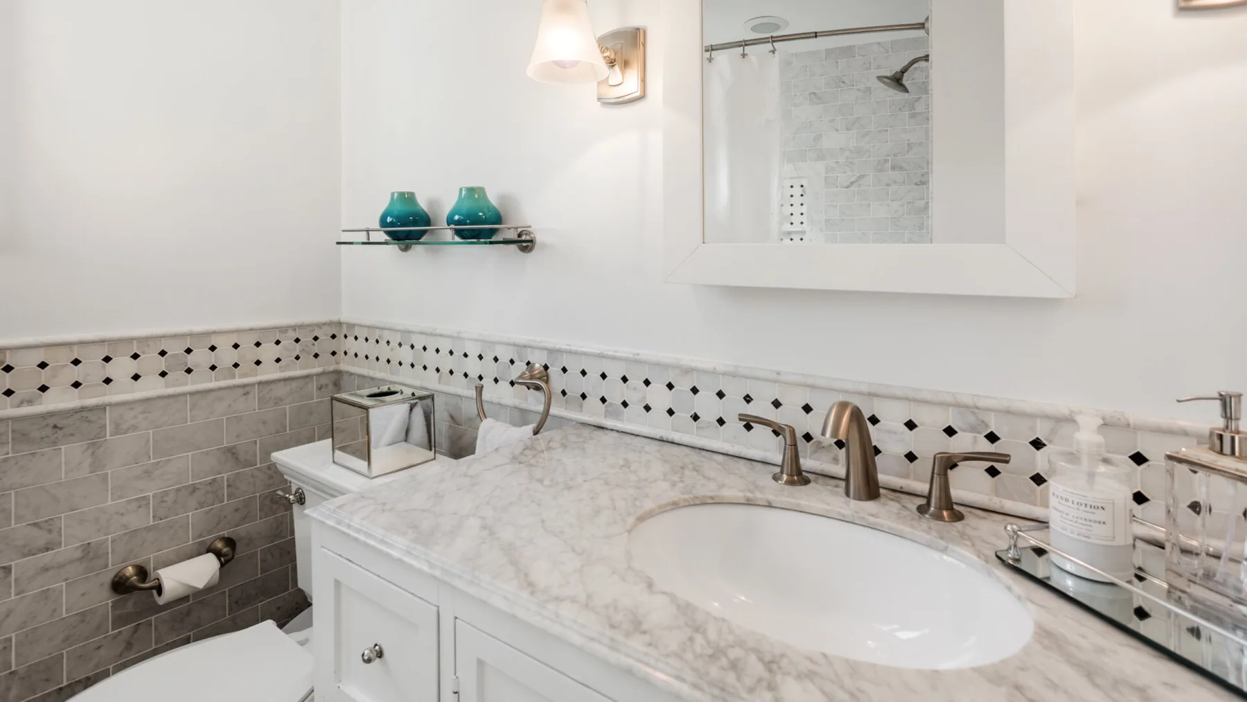 Un tocador de baño con un lavabo amplio y un espejo grande en la pared.