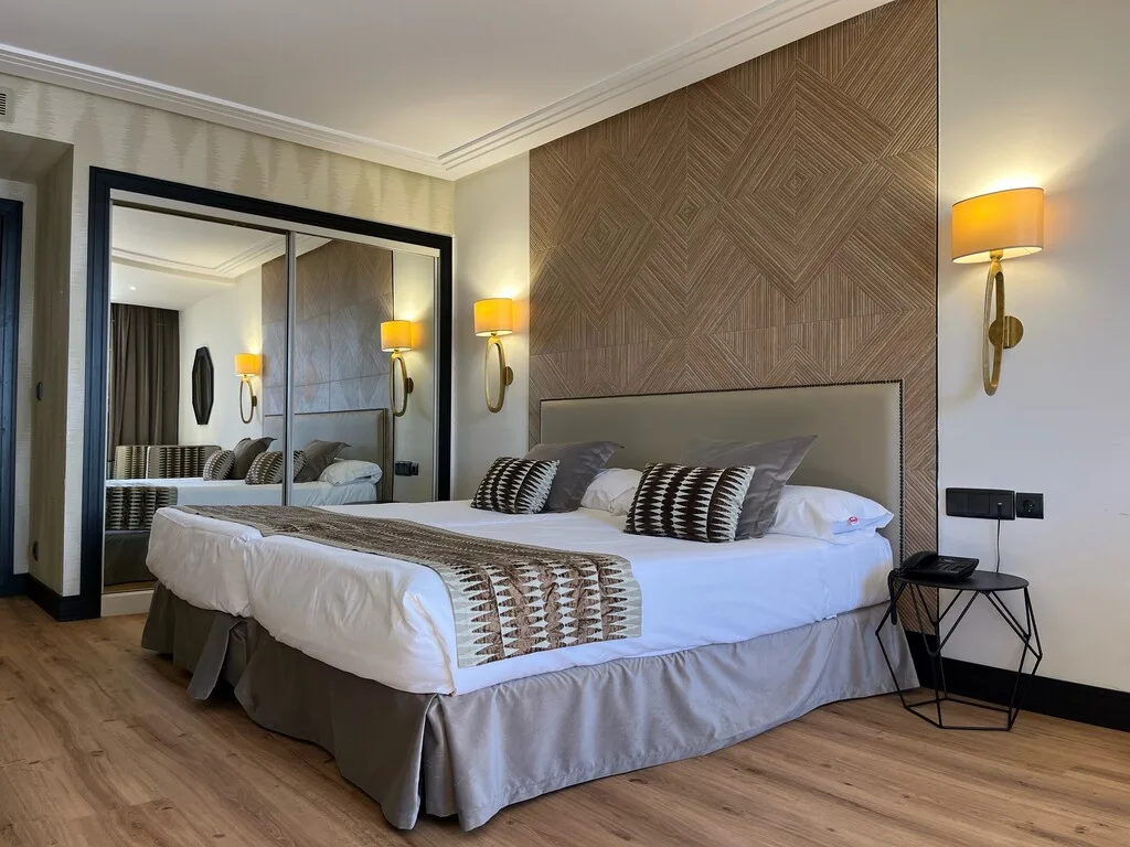 Habitación con dos camas y vistas a la catedral