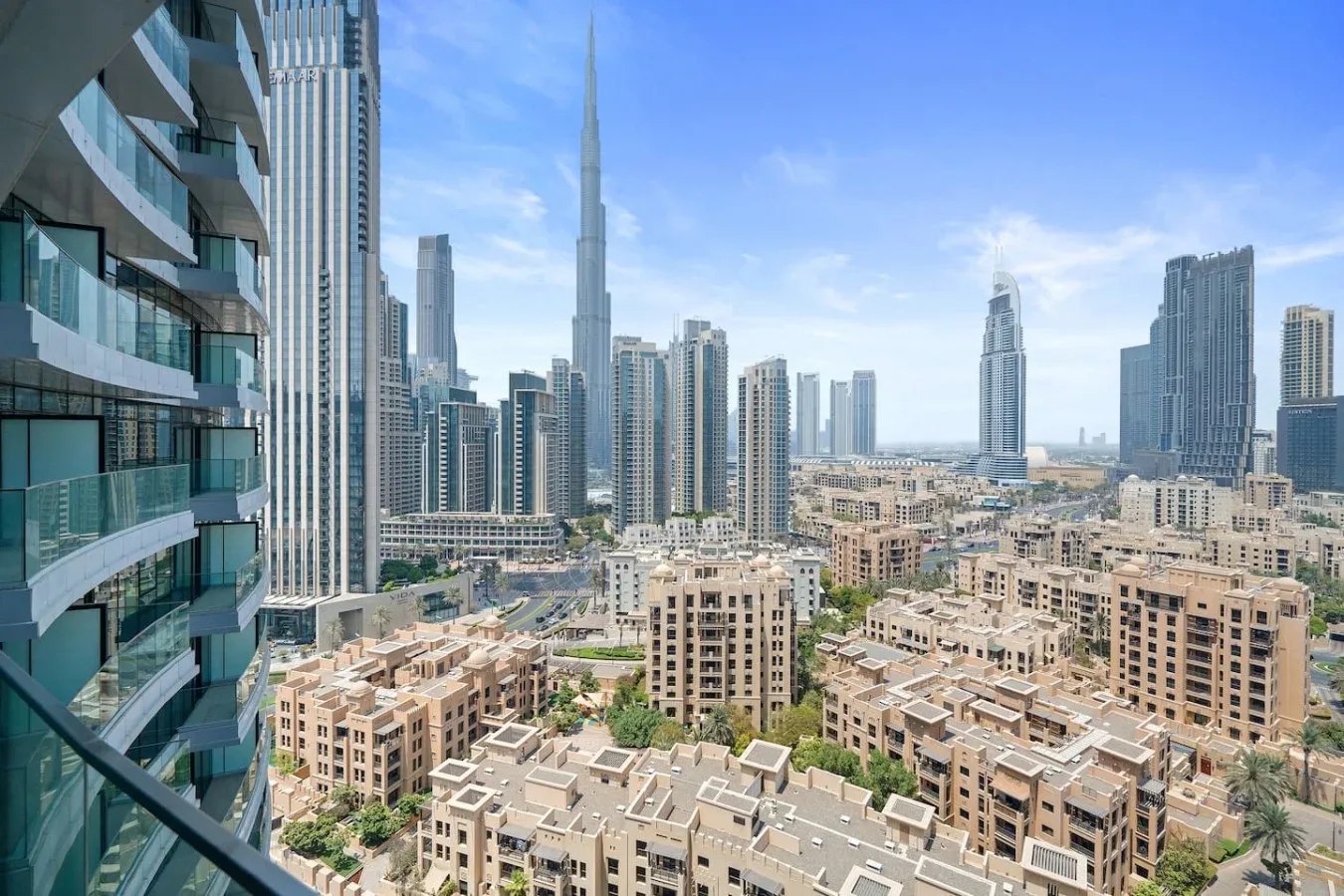 Horizonte urbano con el Burj Khalifa sobresaliendo entre los edificios circundantes.