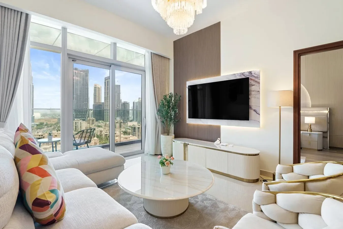 Una sala luminosa con asientos, un televisor en la pared y ventanales.
