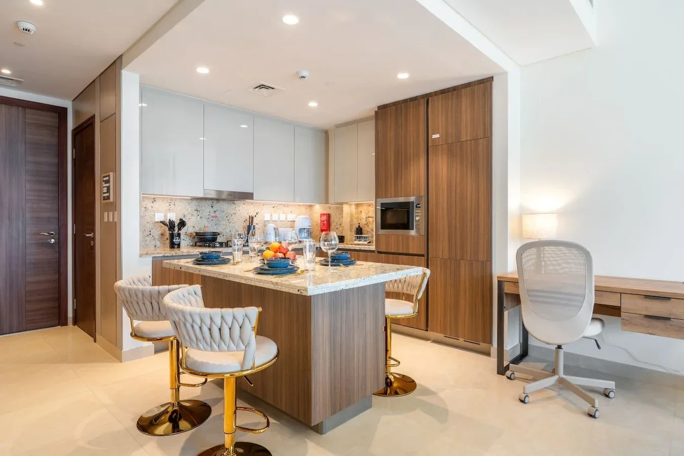 Una cocina moderna con una isla y asientos de barra.