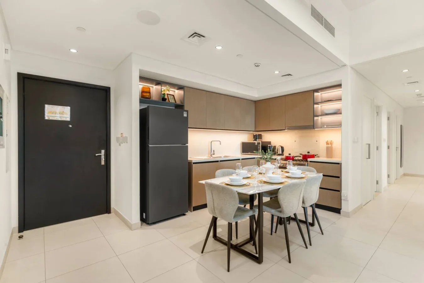 Una cocina luminosa con un comedor y una mesa preparada para comer.