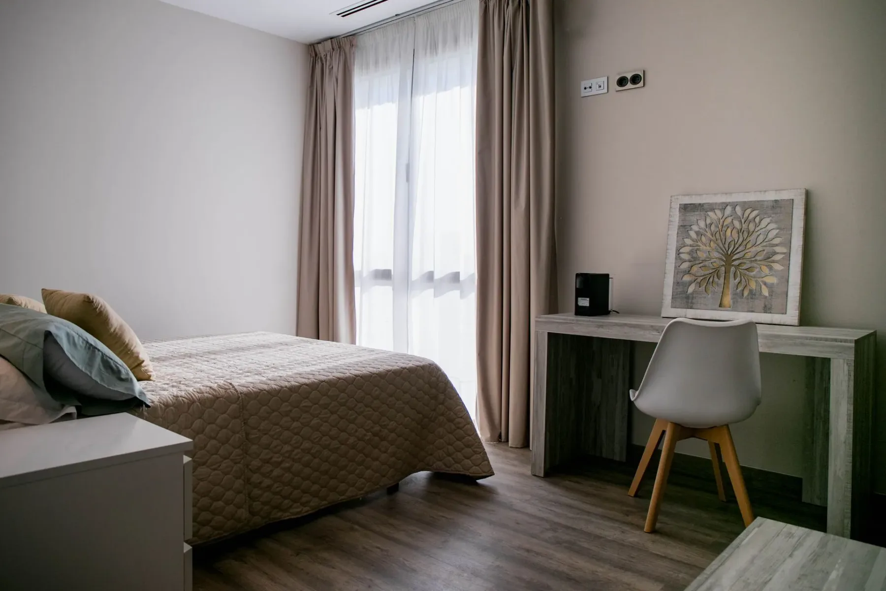 Triple room adapted for reduced mobility, with sea views and en-suite bathroom, pool level