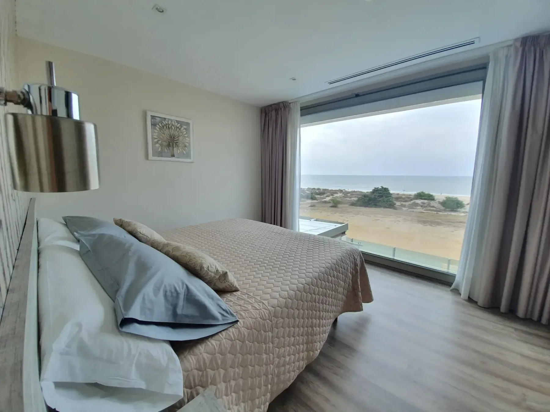 Deluxe double room with panoramic beach and ocean views and en-suite bathroom, upper floor