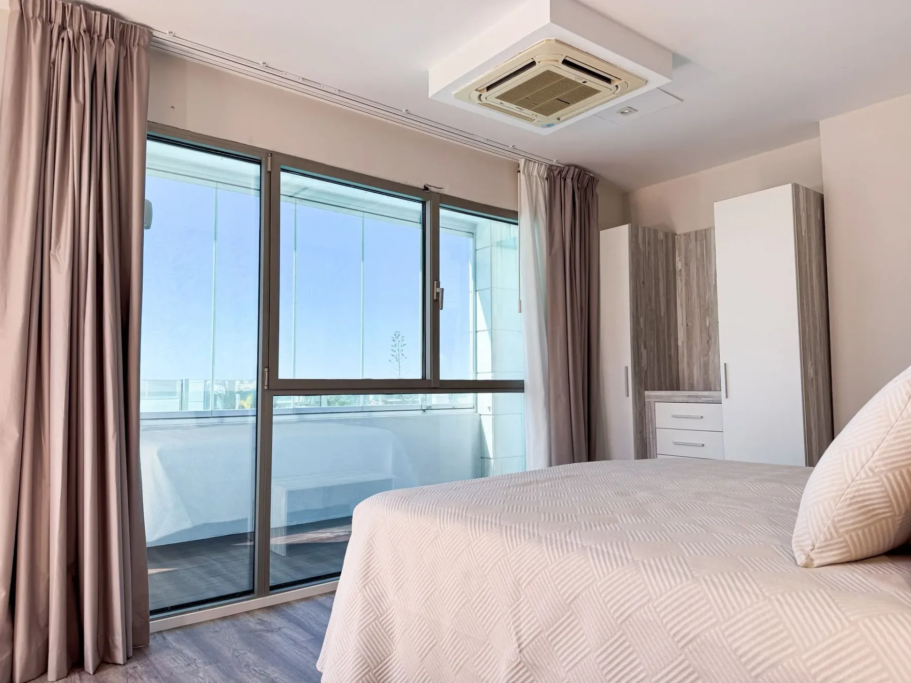 Deluxe double room with large windows, sea views, terrace and en-suite bathroom, pool level