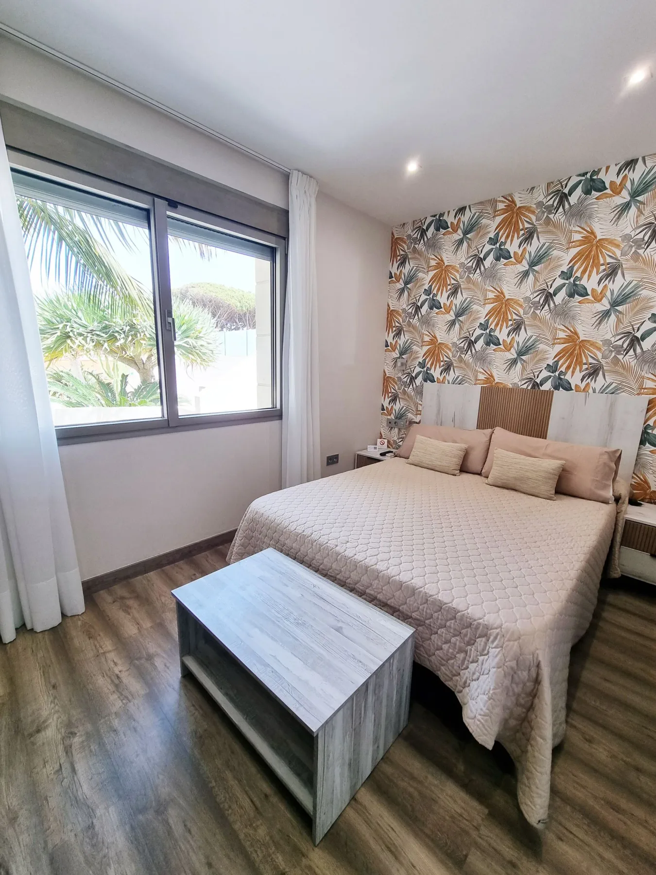 Individual room with double bed and en-suite bathroom, pool level