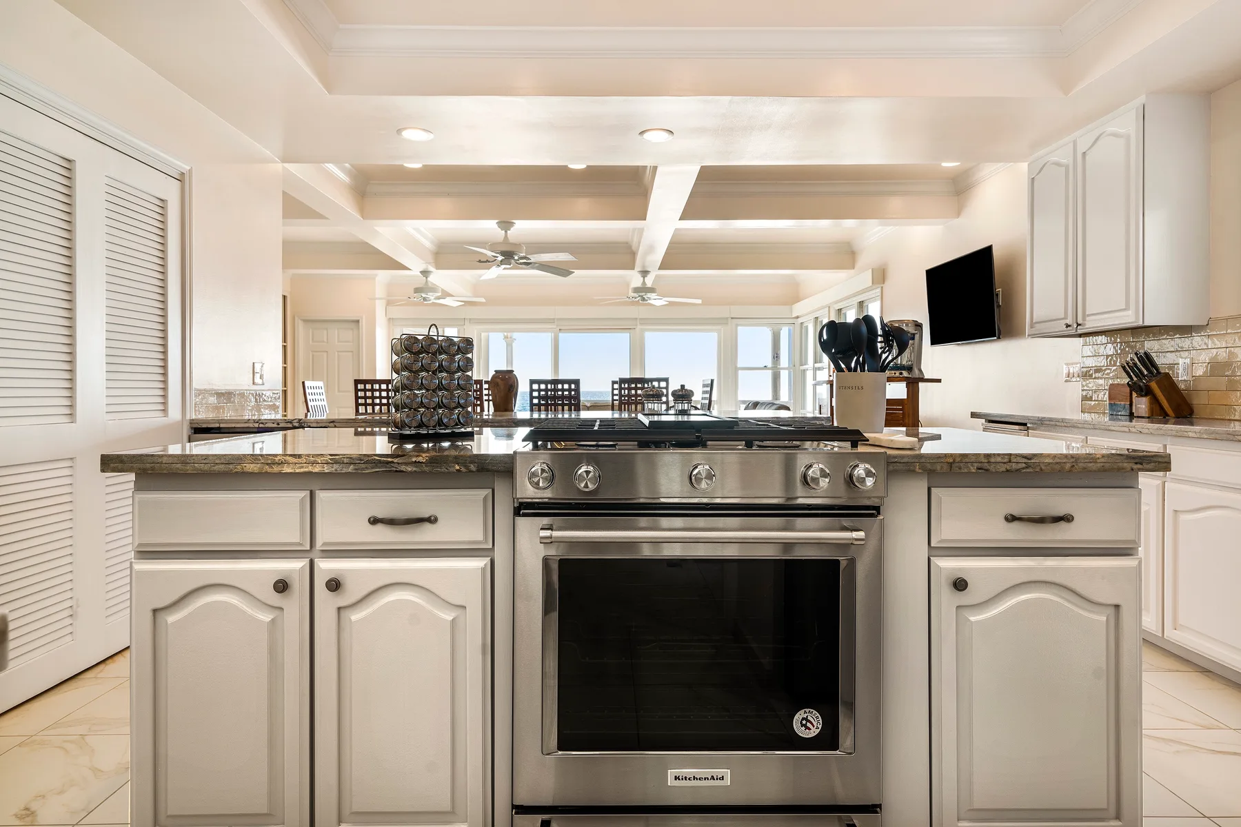 Una cocina luminosa con un horno de acero inoxidable bajo una amplia encimera.
