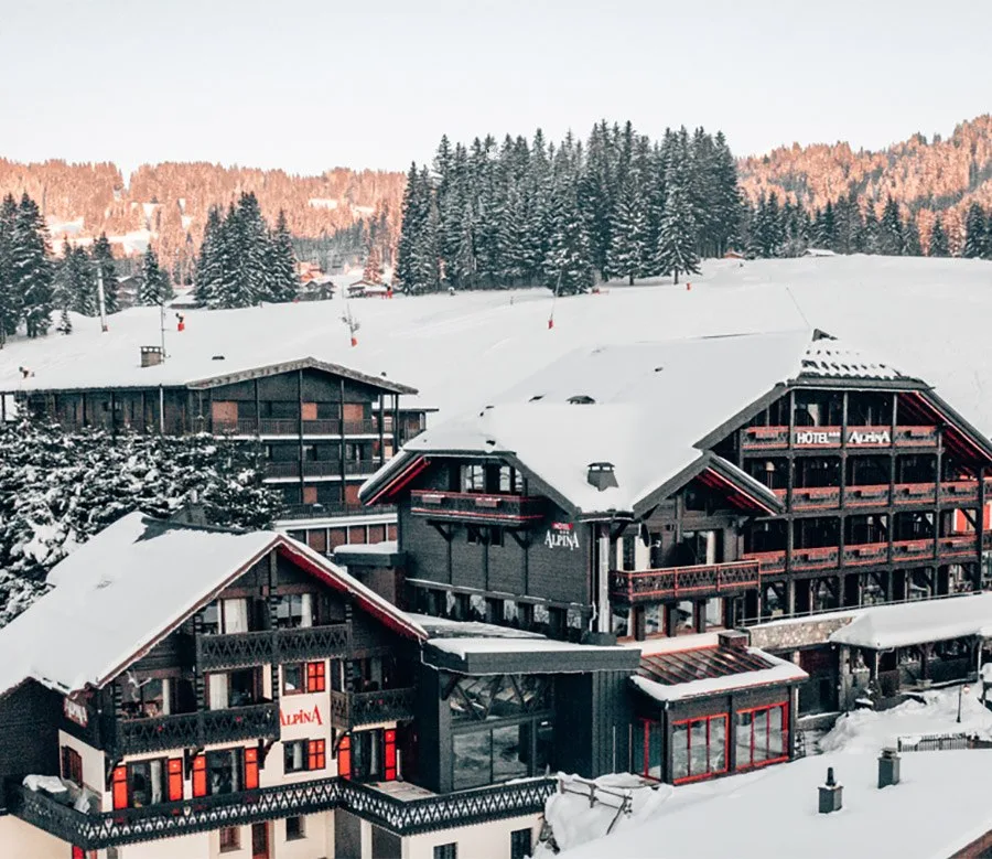 Exterior del Hôtel Alpina en invierno
