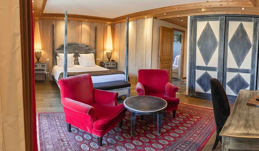 Habitación de hotel con sillón rojo