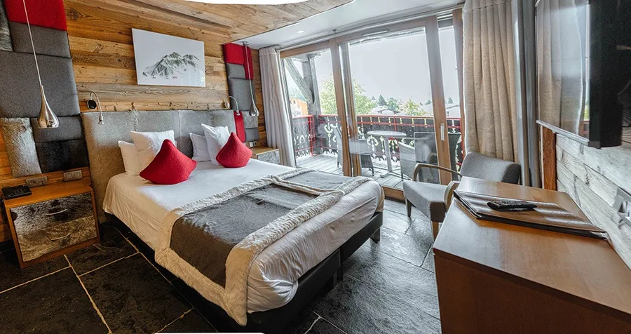 Habitación de hotel con cama roja