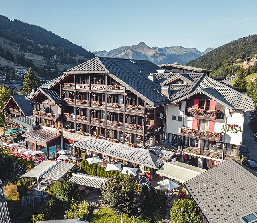 Exterior del Hôtel Alpina en verano