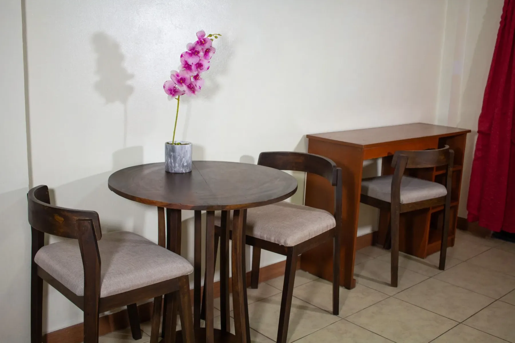 Pequeño comedor con mesa redonda y sillas