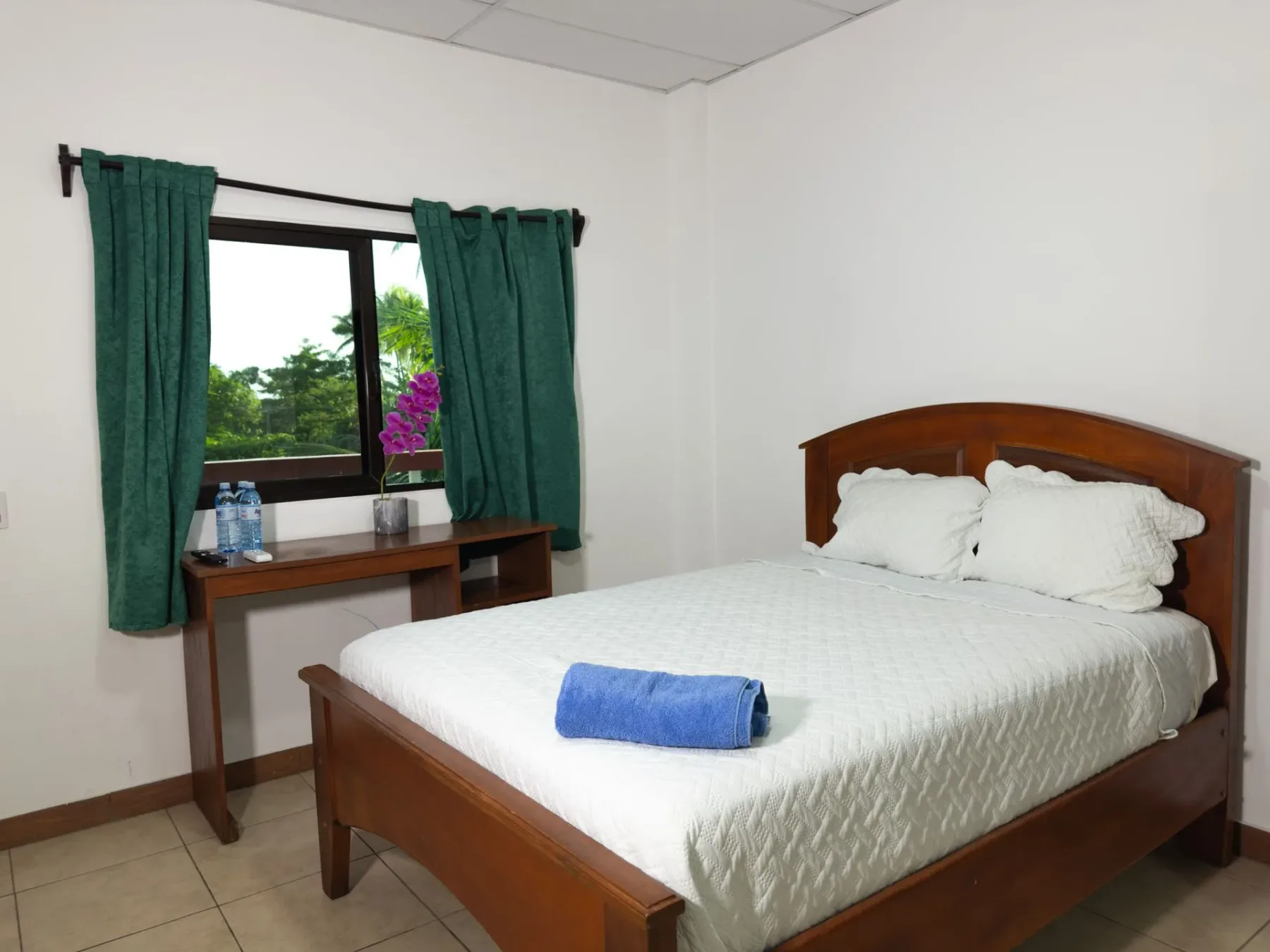 Dormitorio con cama de madera y escritorio