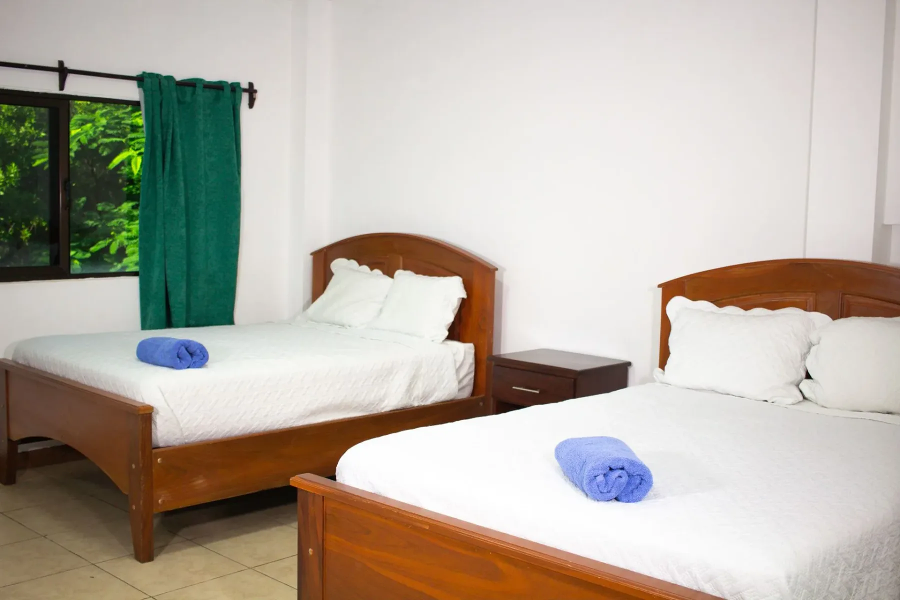 Dormitorio con dos camas de madera