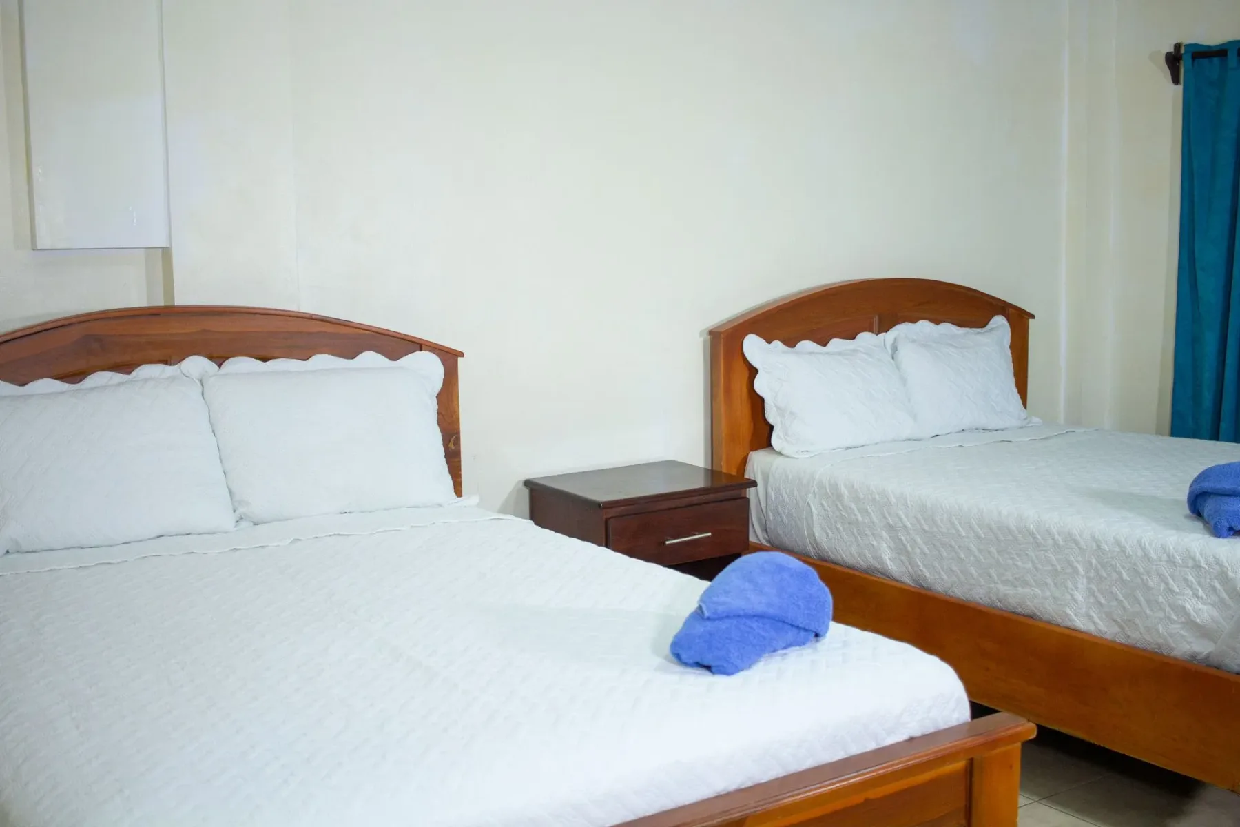 Habitación de hotel con dos camas