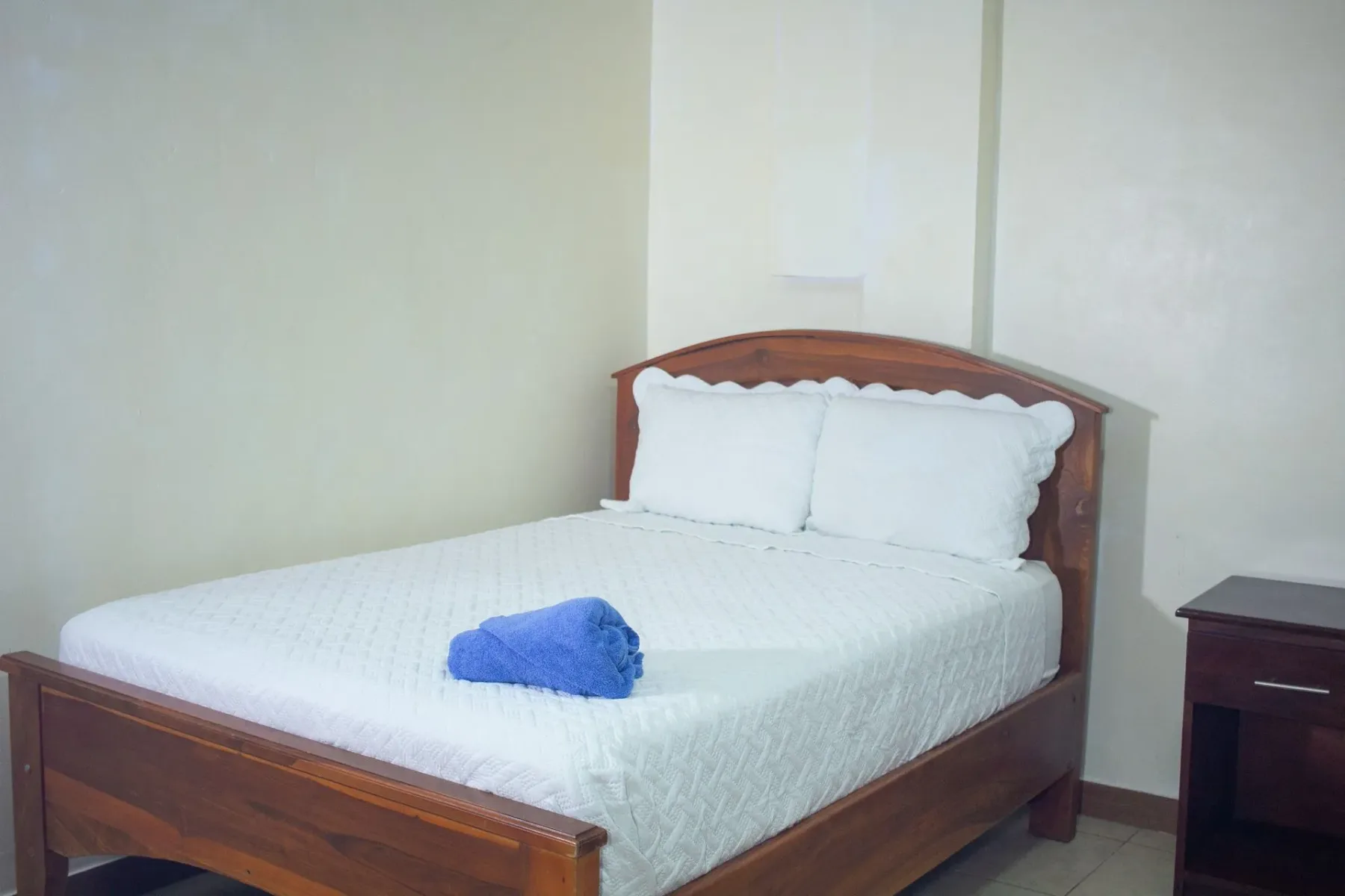 Dormitorio con cama y mesa de noche