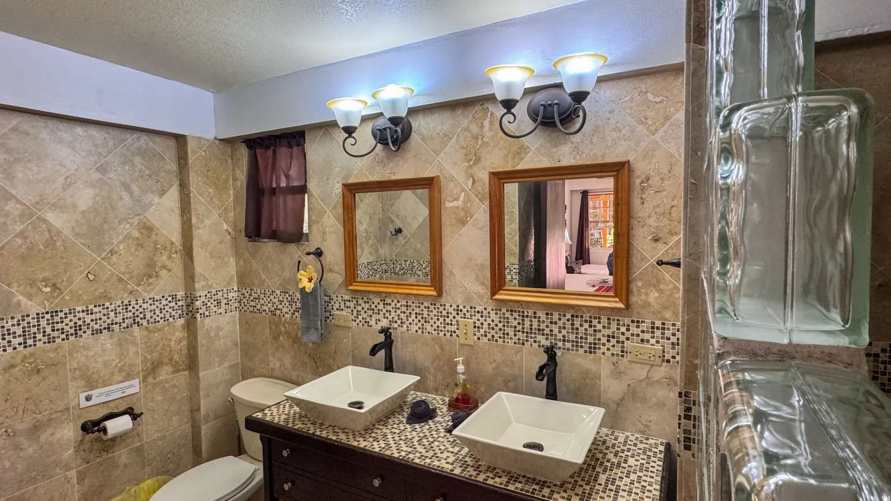 King room bathroom