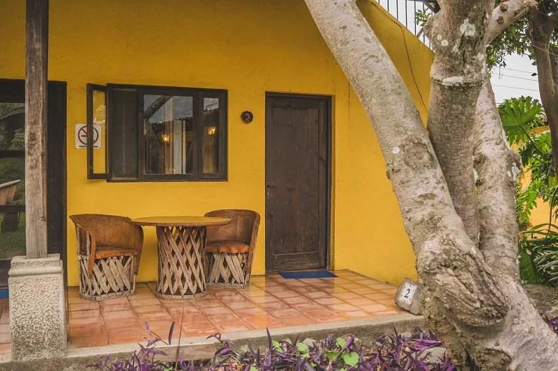 Habitación con cama queen en el jardín