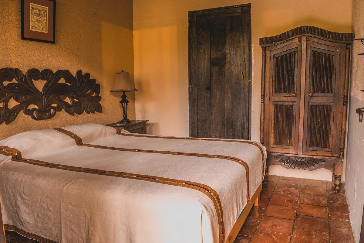 Habitación con cama queen en el jardín