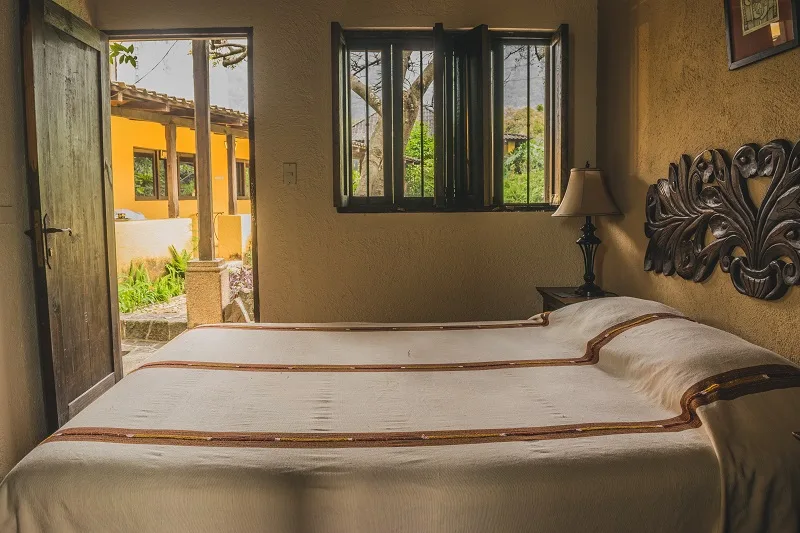 Habitación con cama queen en el jardín