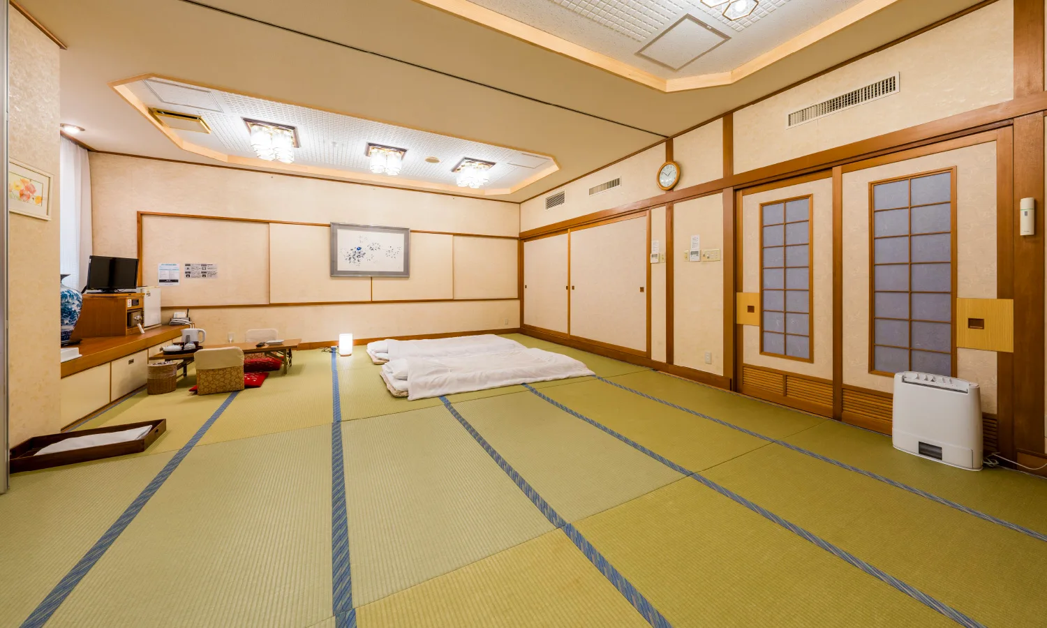 Room photo in the 24-tatami room section