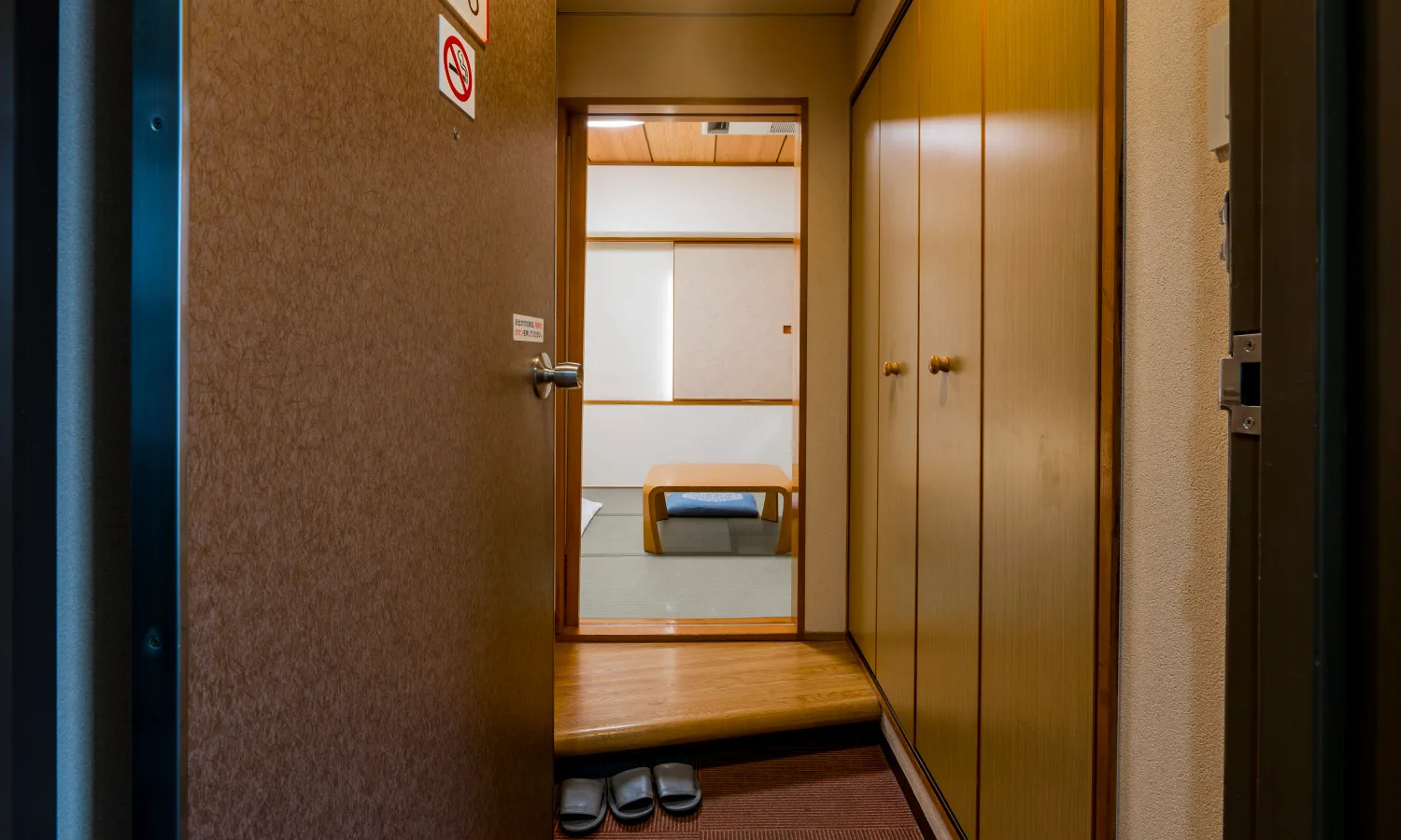 Six-tatami Japanese-style room, viewed from the entrance