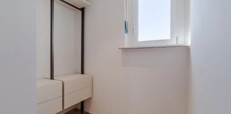 Un baño luminoso con una ventana y asientos integrados.