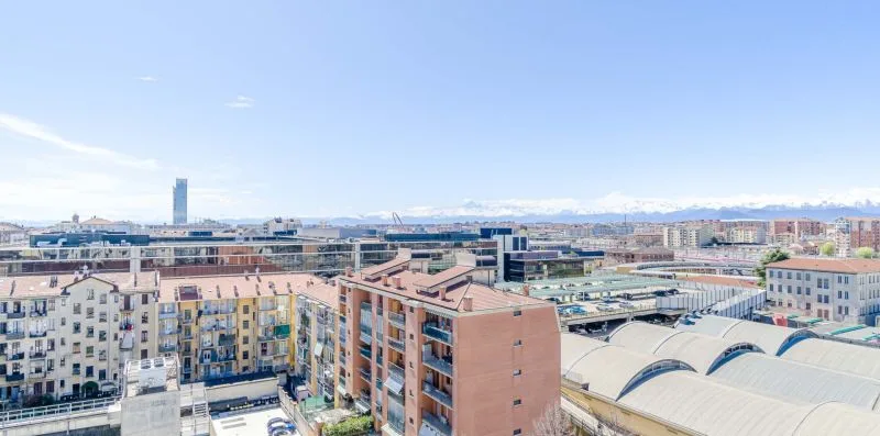 Paisaje urbano de edificios de apartamentos y tejados bajo un cielo despejado.