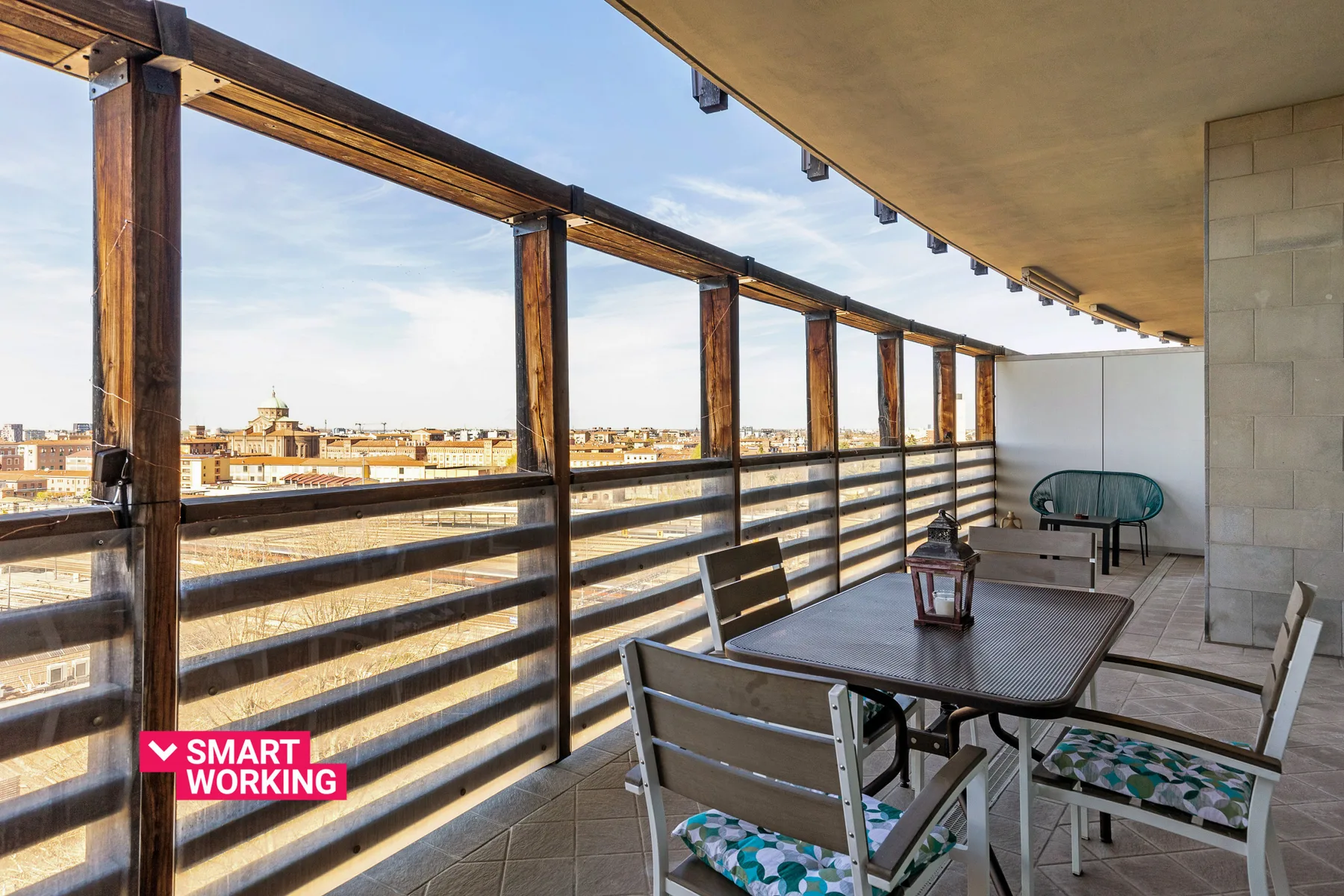 Una terraza cubierta con asientos al aire libre ofrece vistas de la ciudad.