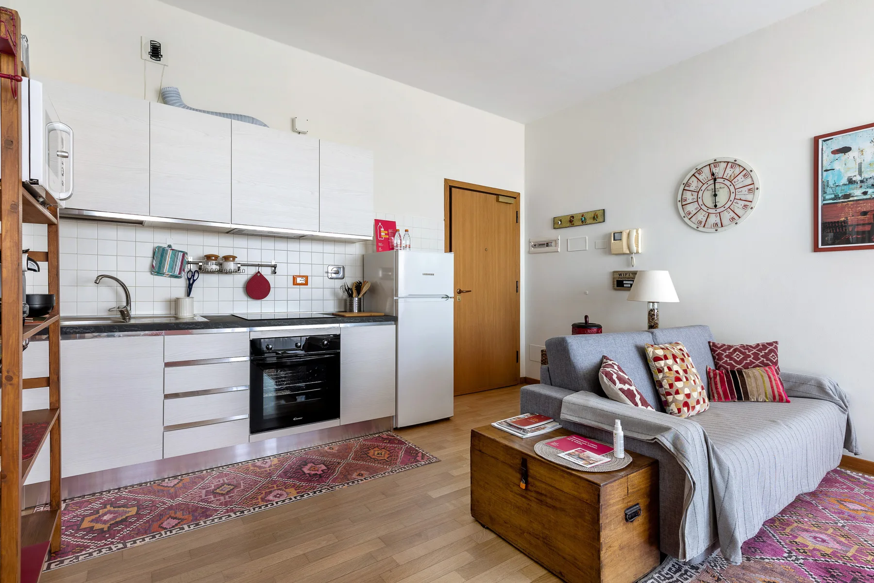 Una cocina compacta y sala de estar con sofá y mesa de centro.