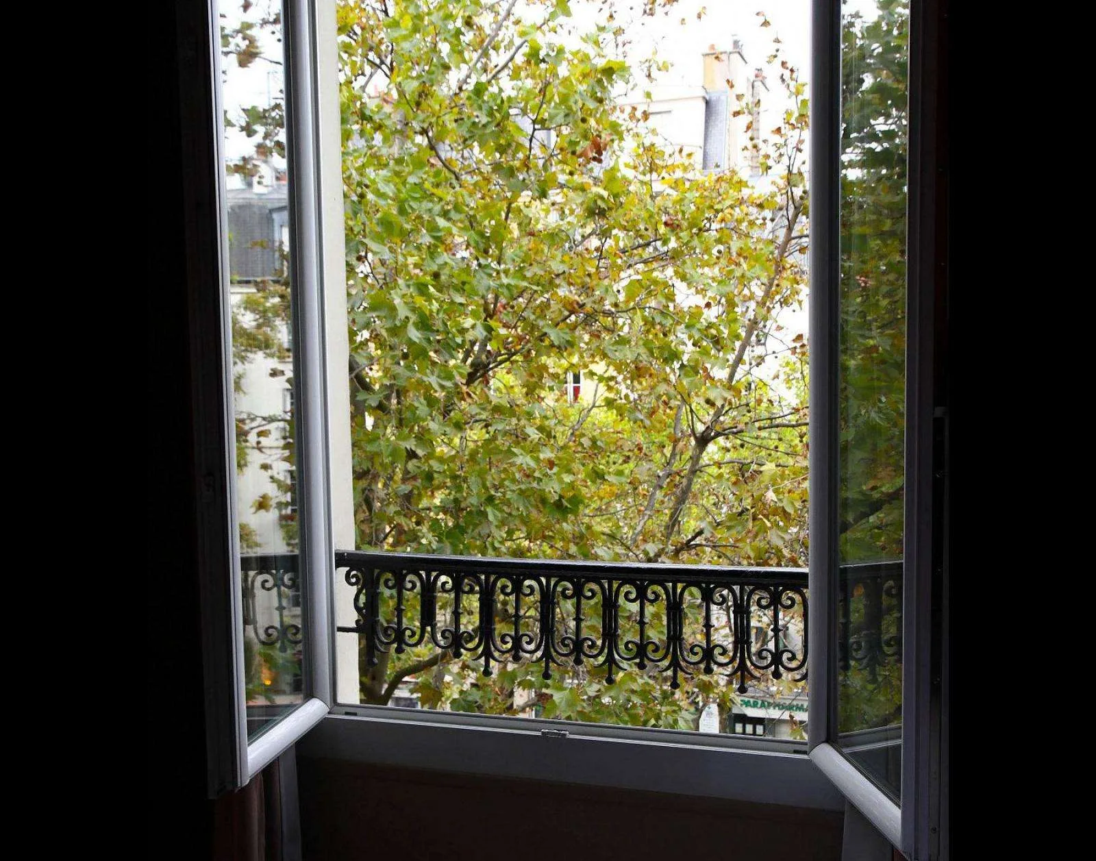 Classic double room, street view