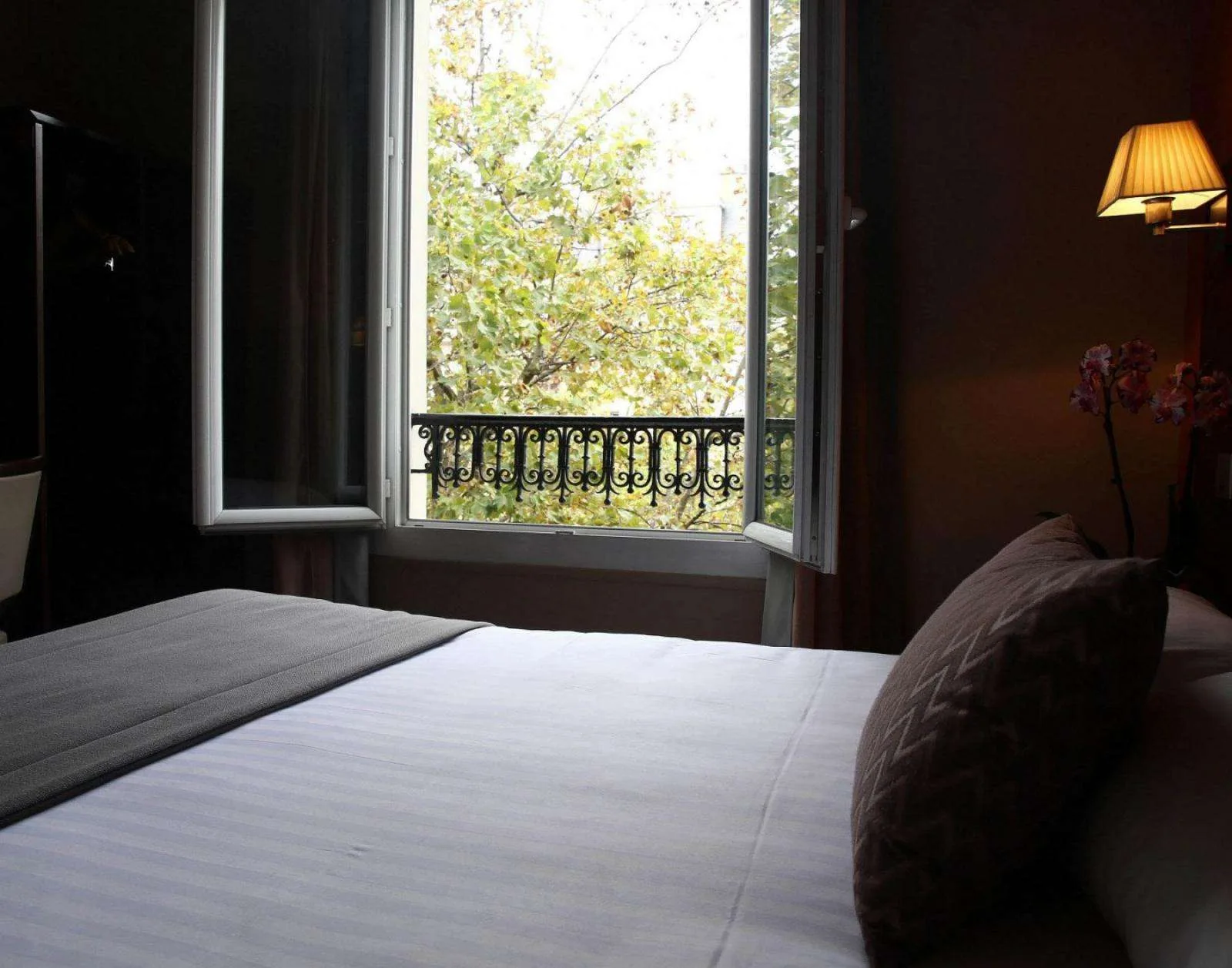 Classic double room, street view