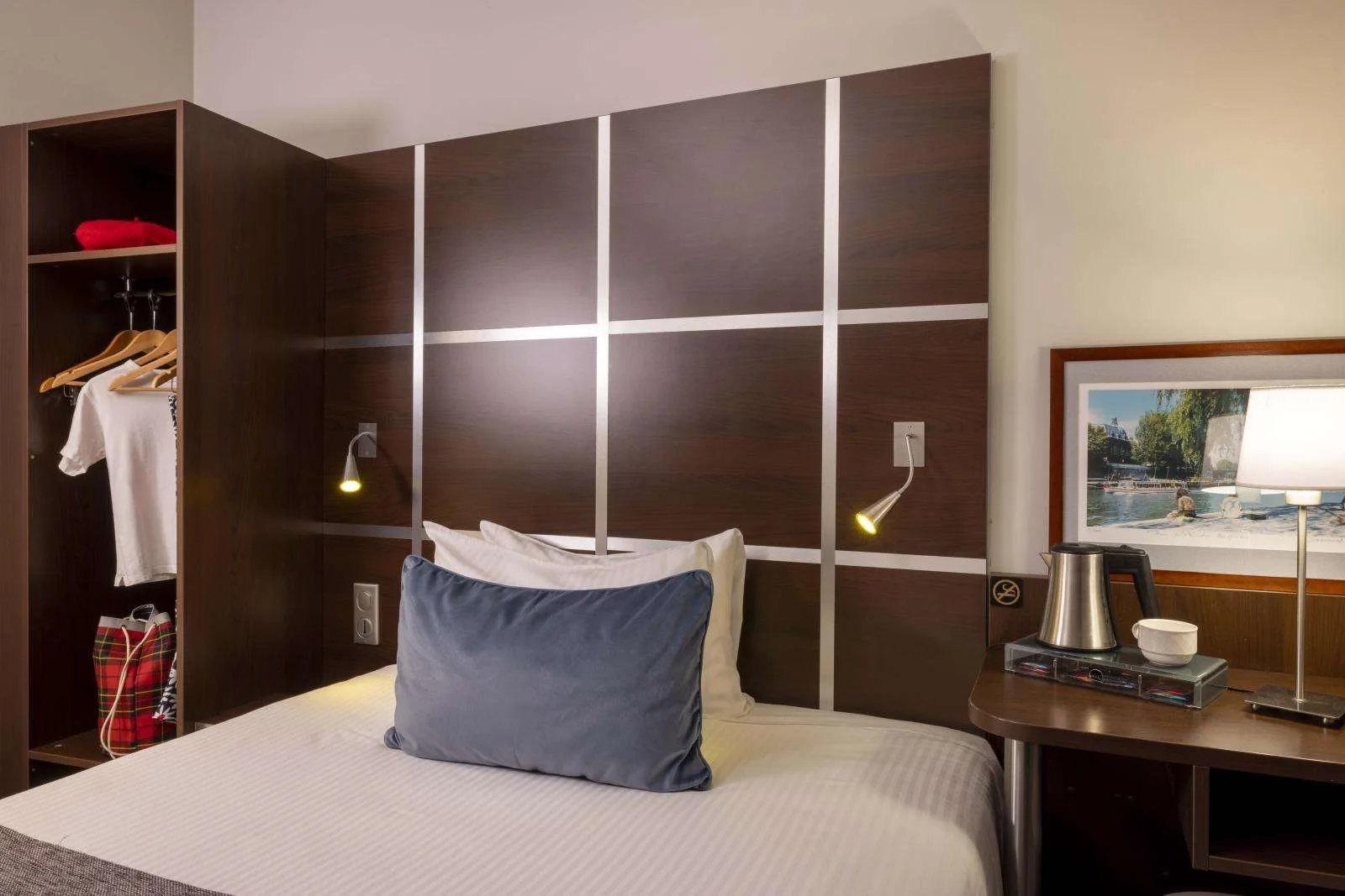 Classic single room, street view