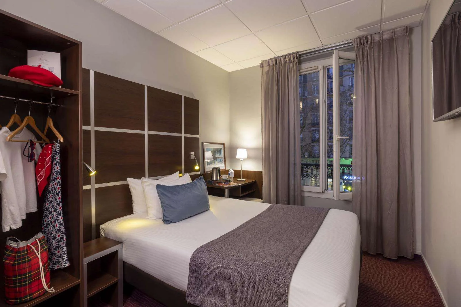 Classic single room, street view