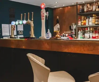 Recepción y bar