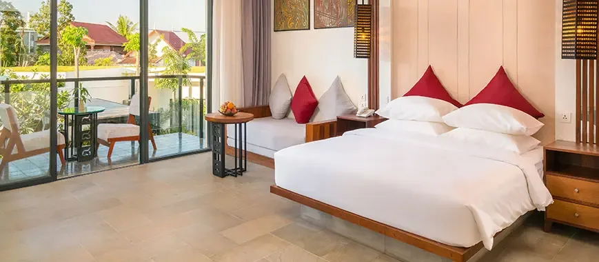 Suite junior con cama doble o dos camas individuales y vistas a la piscina